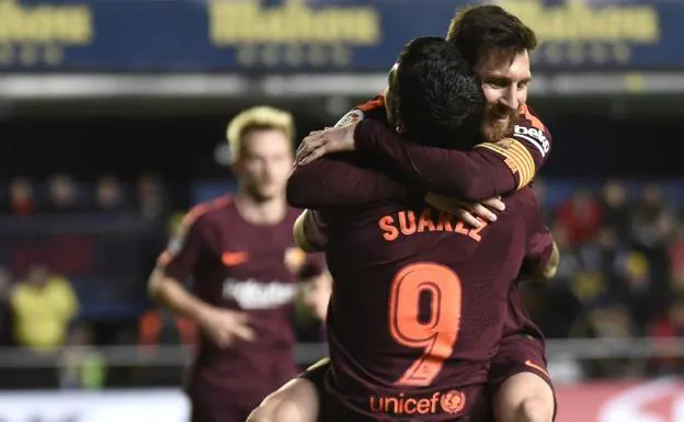 Messi abraza a Luis Suárez. 