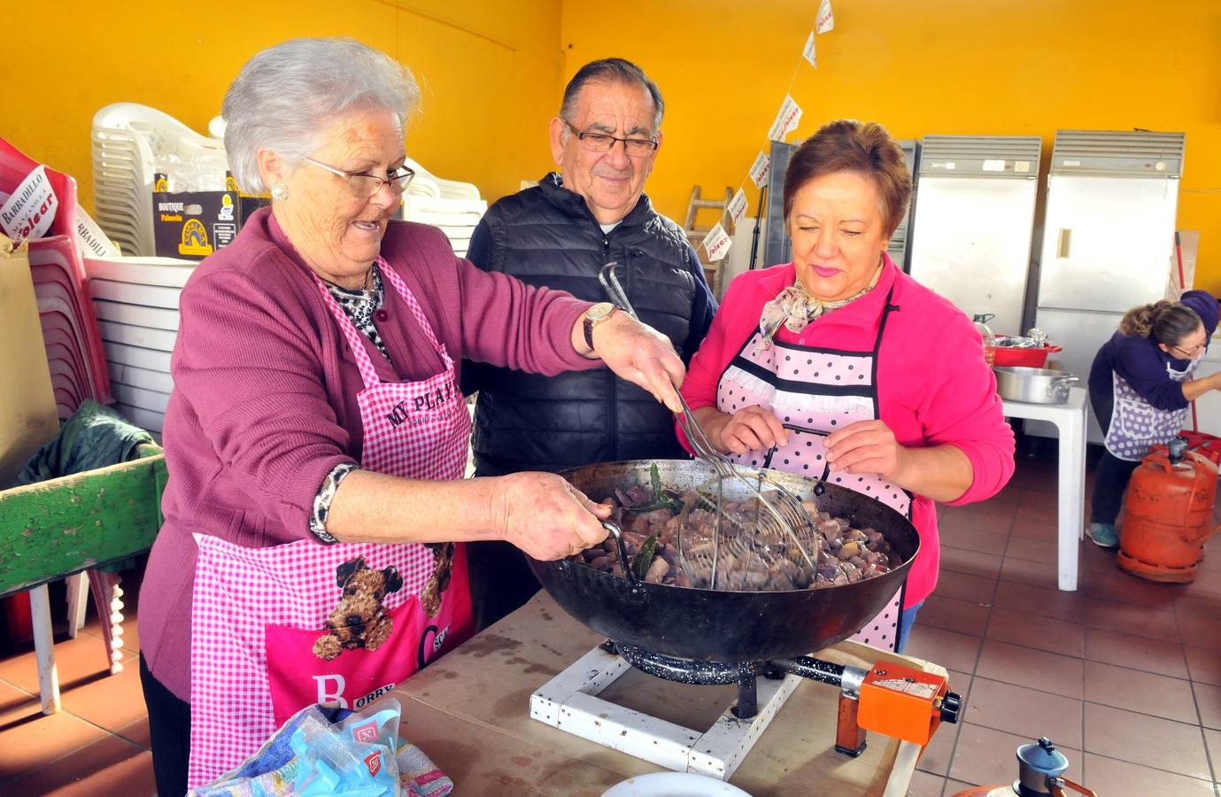 Como cada año, los vecinos de esta barriada celebra la tradición de la matanza del cerdo