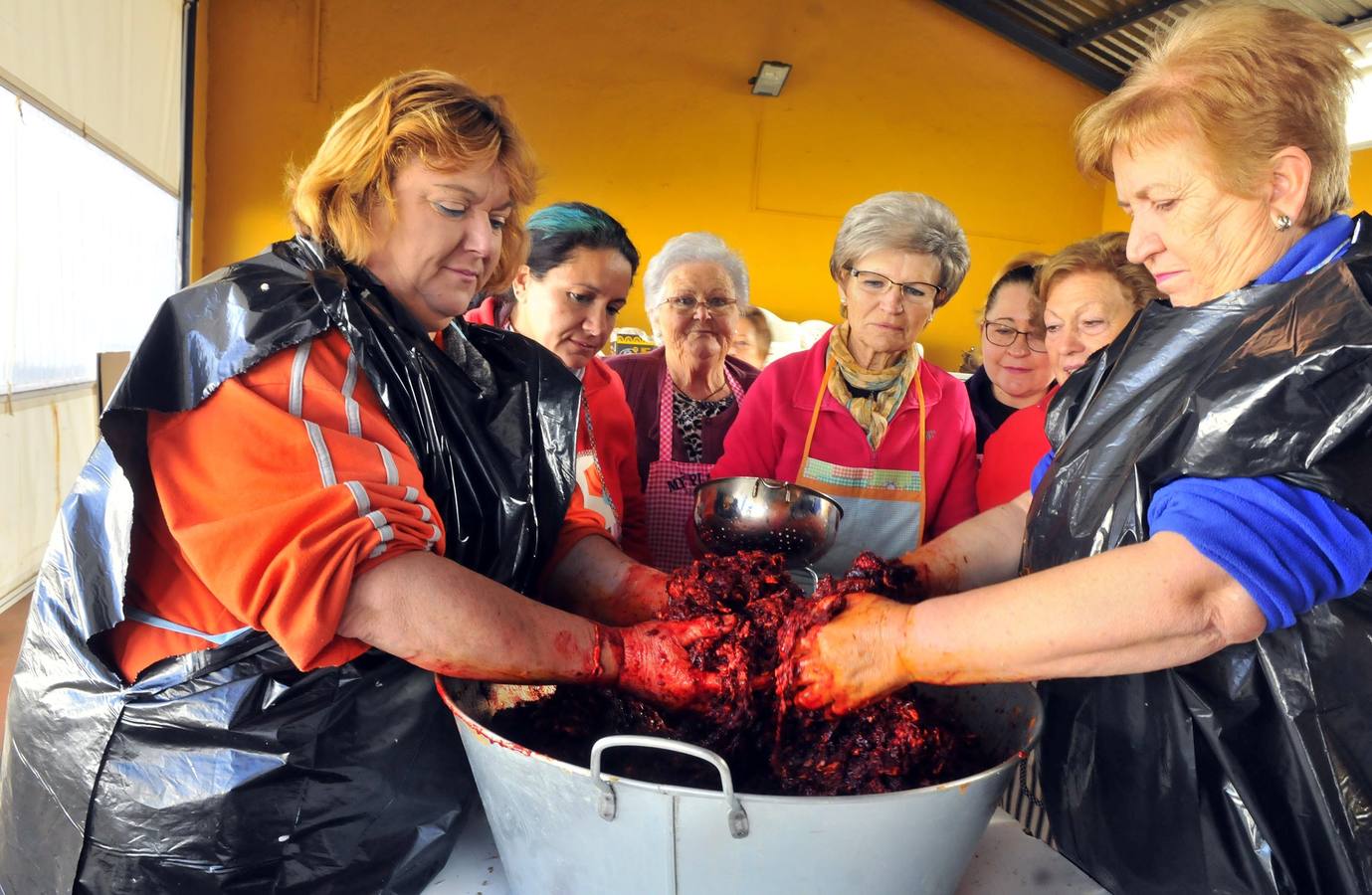 Como cada año, los vecinos de esta barriada celebra la tradición de la matanza del cerdo