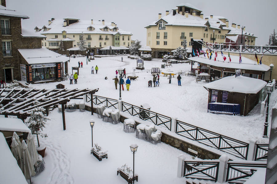 El fuerte viento mantiene este lunes, 11 de diciembre, cerrada la estación de esquí de Sierra Nevada