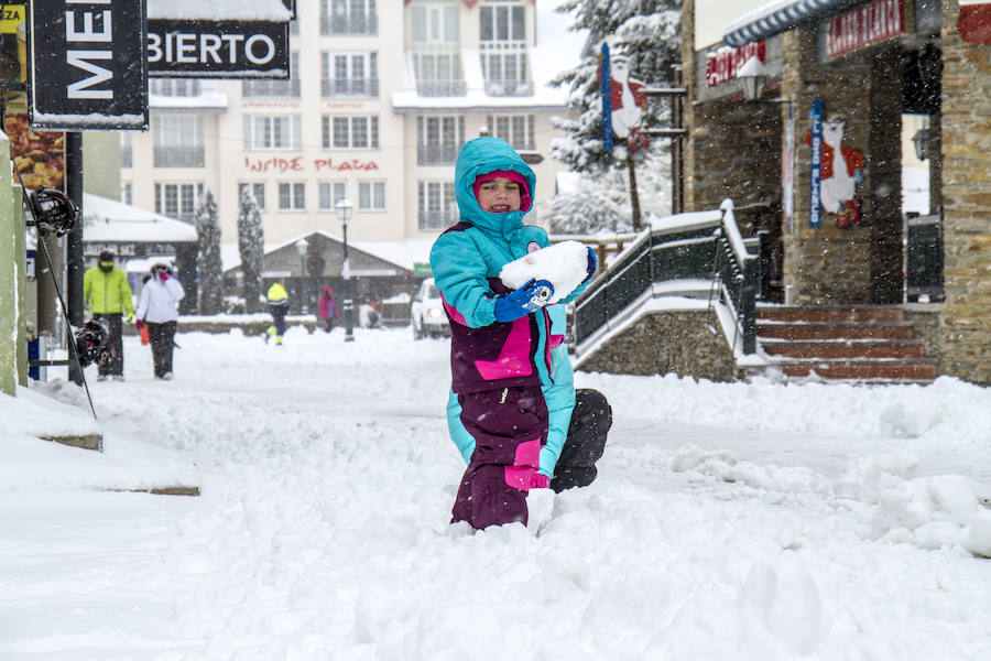 El fuerte viento mantiene este lunes, 11 de diciembre, cerrada la estación de esquí de Sierra Nevada