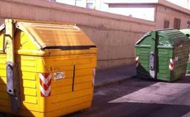 La joven arrojó al bebé al interior de un contenedor de basura de la calle.