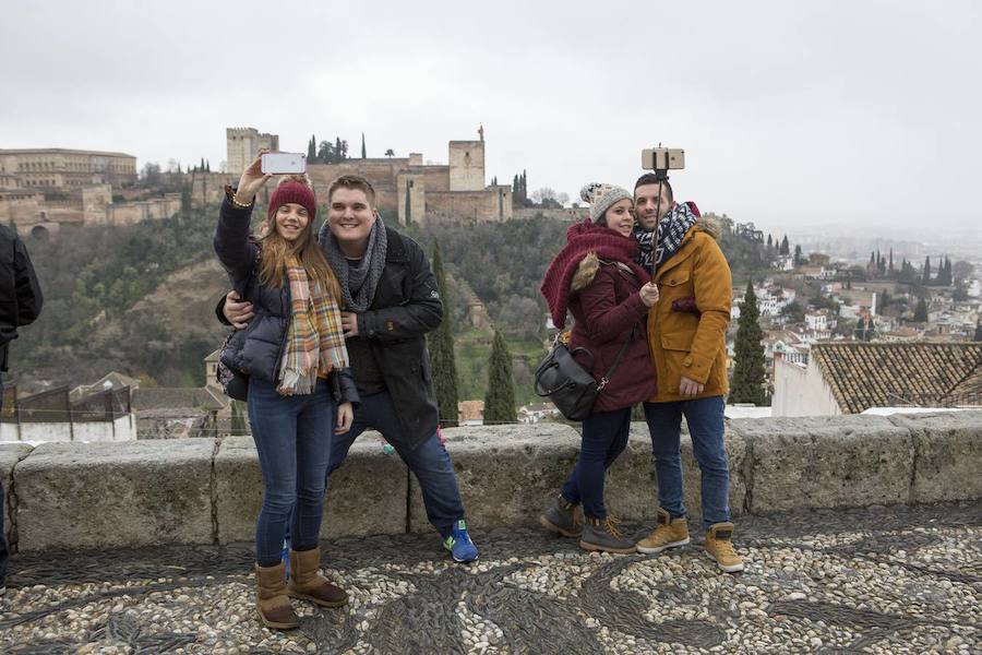 Situado en pleno barrio del Albaicín, junto a la que fue una de las antiguas mezquitas de la ciudad musulmana, es el mirador más emblemático de Granada y el más valorado para contemplar una panorámica completa de la Alhambra, Sierra Nevada, la ciudad de Granada y su vega.