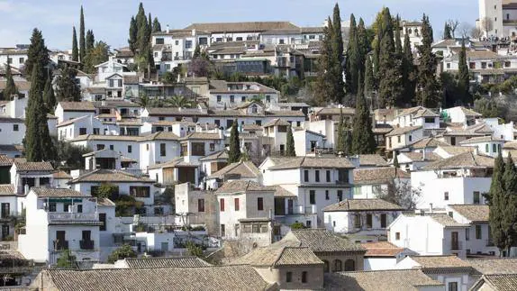 El barrio del Albaicín, declarado Patrimonio de la Humanidad en 1984, fue el germen de la actual ciudad de Granada y conserva aún toda la magia de su pasado árabe. Pasear por sus calles empedradas y reposar al sol en una de sus encantadoras plazas es una de las atracciones favoritas de los turistas.