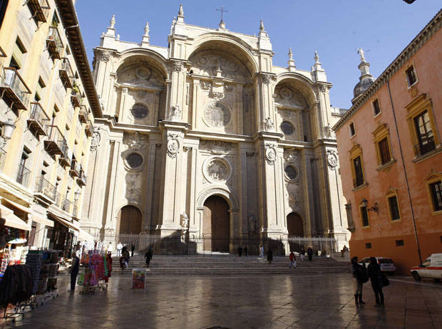 La Catedral de Granada está considerada como la primera iglesia renacentista de España. Los Reyes Católicos mandaron su construcción en 1492, pero no se acabó hasta el año 1704. Junto a ella, se ubica la Capilla Real, que también mandaron construir los Reyes Católicos como lugar de reposo de sus restos mortales.