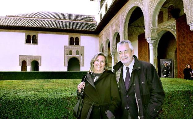 La esposa de Griñán expresa su orgullo por la "honestidad y decencia" del expresidente