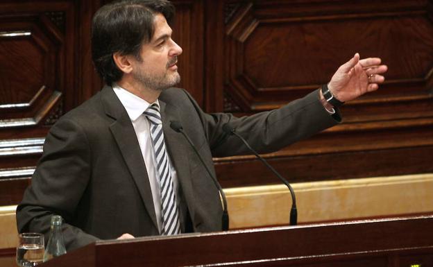 Pujol se dispone a intervenir en un plebno del Parlamento de Cataluña. 
