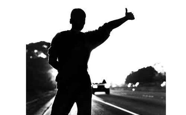 Dos mujeres violan a punta de pistola a un chico de 25 años que hacía autostop