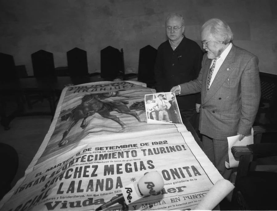 El poeta granadino ha fallecido este viernes, 15 de diciembre, en su casa de Madrid a los 73 años de edad