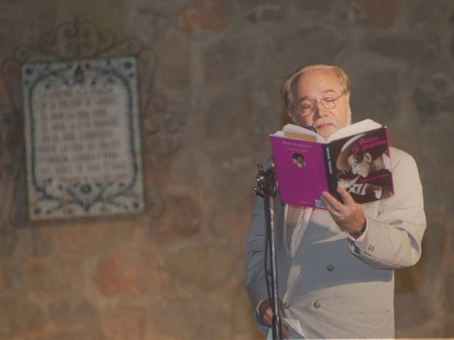 El poeta granadino ha fallecido este viernes, 15 de diciembre, en su casa de Madrid a los 73 años de edad