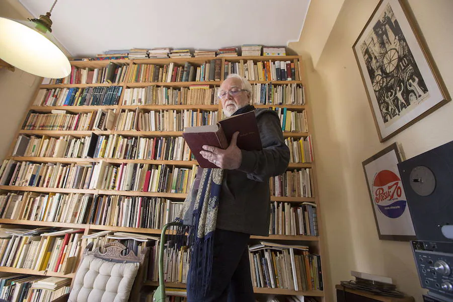 El poeta granadino ha fallecido este viernes, 15 de diciembre, en su casa de Madrid a los 73 años de edad