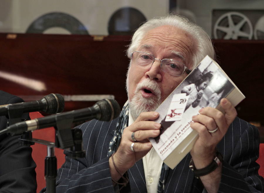 El poeta granadino ha fallecido este viernes, 15 de diciembre, en su casa de Madrid a los 73 años de edad