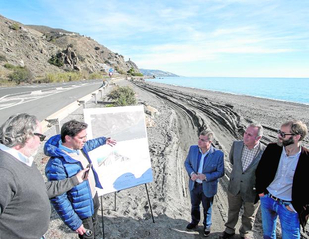 El subdelegado y el jefe provincial de Costas visitaron la obra junto al alcalde de La Mamola.