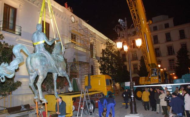 Colocación de la escultura en la fachada del ayuntamiento 