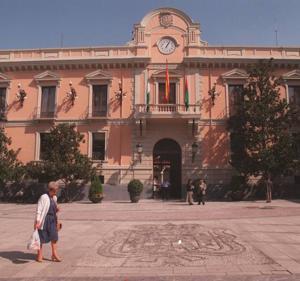 Imagen secundaria 1 - La fachada del ayuntamiento de Granda, antes y después 