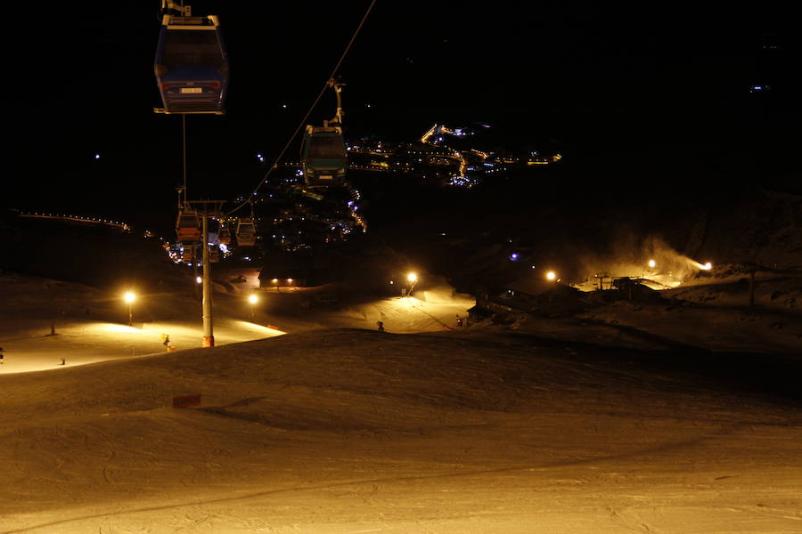 Algunos esquiadores disfrutaron anoche de ver Granada iluminada mientras esquiaban
