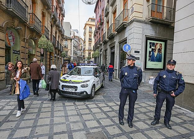 La calle Mesones estará cerrada por un coche patrulla de la Policía Local tal y como muestra la imagen tomada ayer.