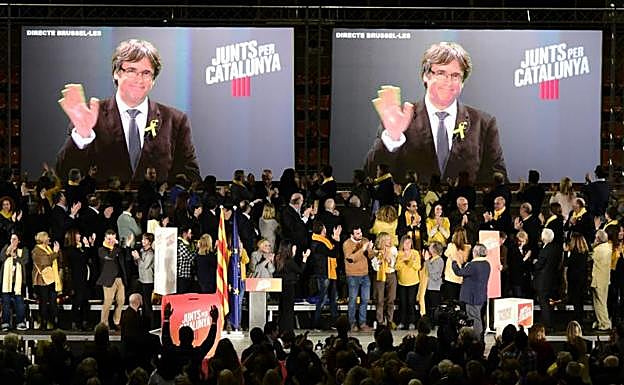 Puigdemont, en videoconferencia desde Bélgica durante un acto en la Escuela Industrial de Barcelona. 