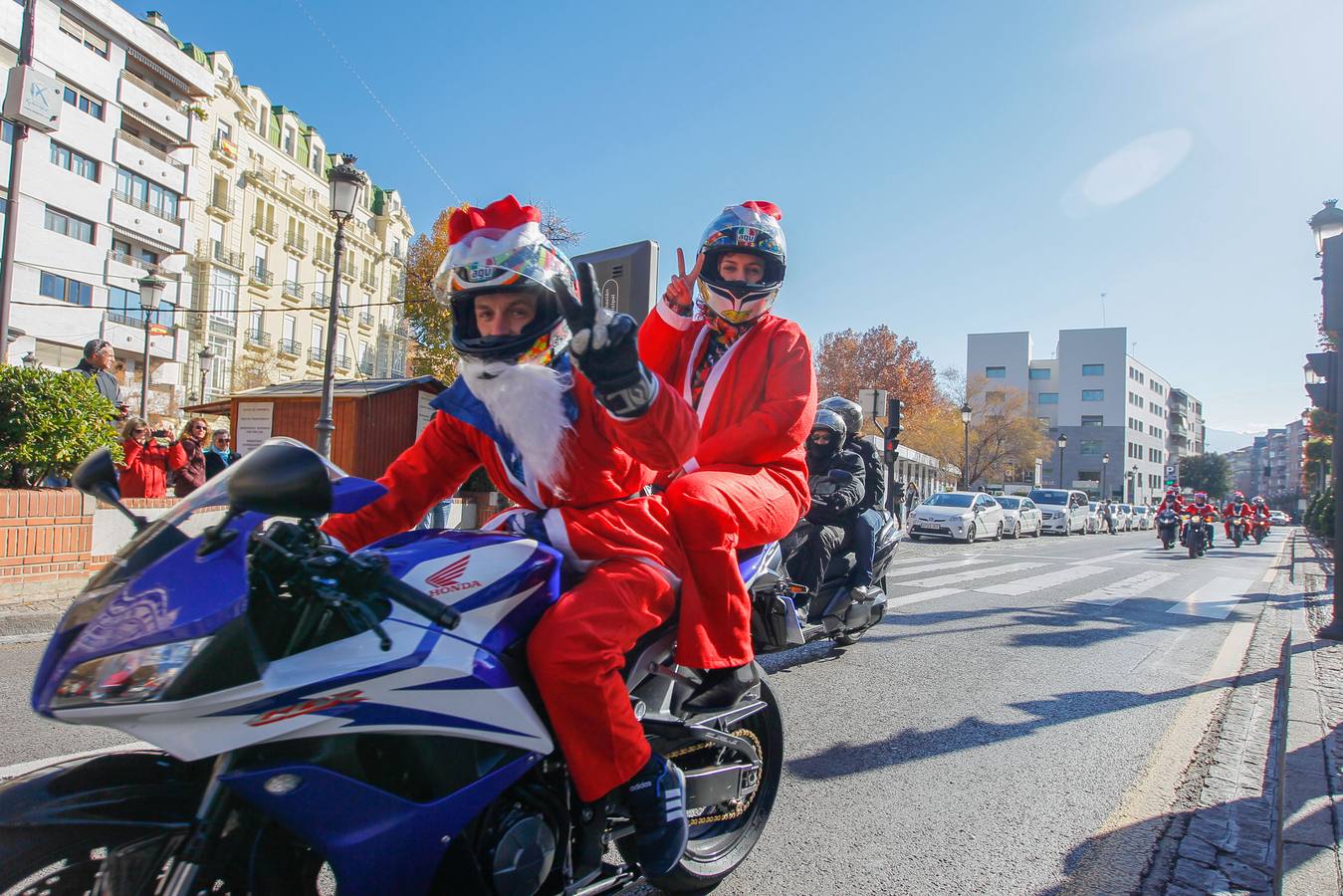 Decenas de moteros disfrazados de Papá Noel recorren Granada para congraternizar y celebrar que las fiestas ya están aquí