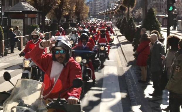 Papá Noel llega en moto a Granada