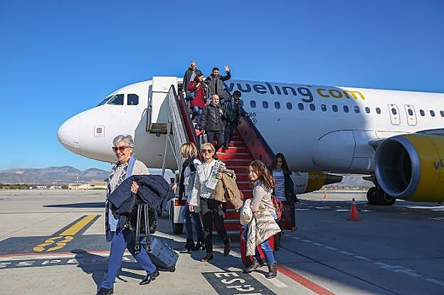 Llegada al aeropuerto de Granada del vuelo inaugural de Vueling desde Bilbao.