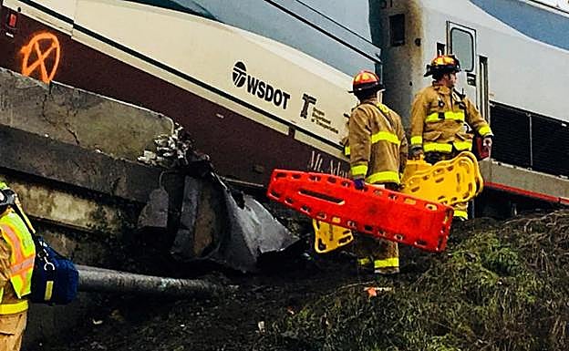 Galería. Efectivos sanitarios atienden a los heridos.