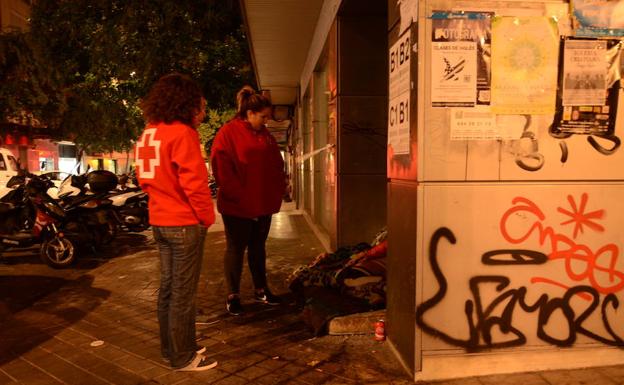 Las voluntarias charlan con las personas que viven en las calles de Granada