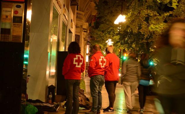 La unidad de emergencia de Cruz Roja atiende las personas sin hogar (Vídeo).