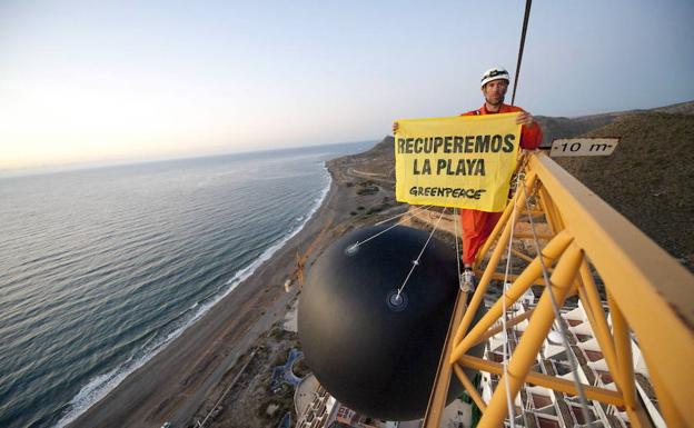 Archivan la denuncia de Greenpeace contra el alcalde de Carboneras