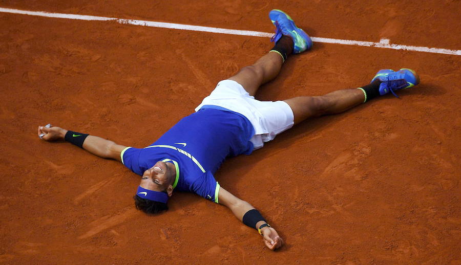 Crucificado por las lesiones y víctima de un bloqueo mental, Rafael Nadal tuvo que esperar tres años para volver al sitio que mejor conoce. Esta temporada reconquistó Roland Garros y levantó por décima vez la 'Copa de los Mosqueteros' en un año en el que su resurrección, junto a la de su gran rival y amigo Roger Federer, fue la mejor noticia que pudo recibir el tenis. Ambas leyendas se repartieron los cuatro Grand Slams. Del lado de Rafa también cayó el US Open... Y el número 1 mundial de la ATP.