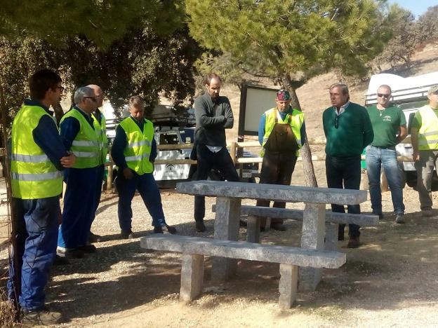 El delegado de Medio Ambiente en su visita a los trabajos en el monte de Marmolejo.