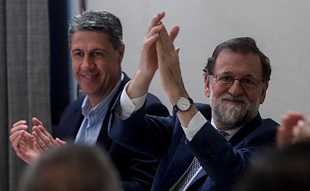El presidente del Gobierno, Mariano Rajoy, protagoniza junto al candidato del PPC a la presidencia de la Generalitat, Xavier García Albiol (i).