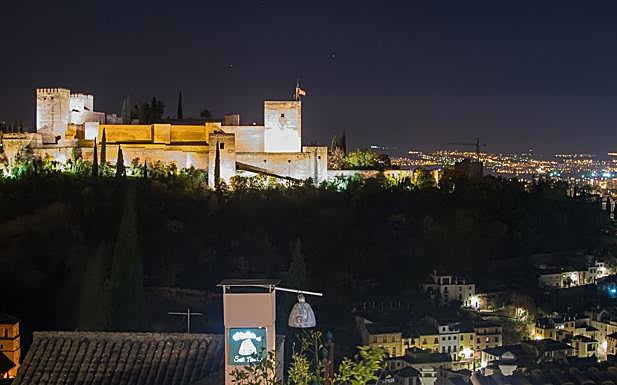 Vista nocturna del extremo oeste de la Alhambra desde el mirador de San Nicolás.
