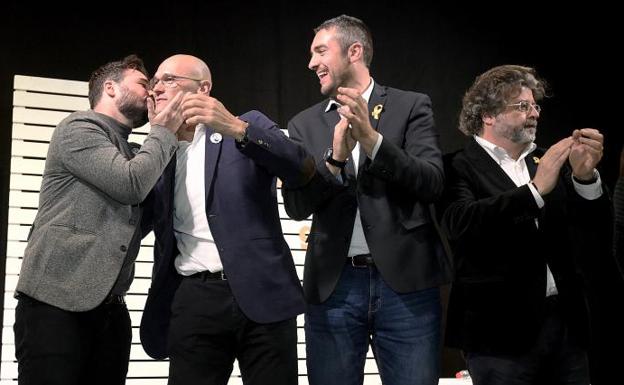 Los líderes de ERC Gabriel Rufián y Raul Romeva, junto al candidato a las elecciones del 21-D Toni Castellá, entre otros, durante el acto de campaña del partido.