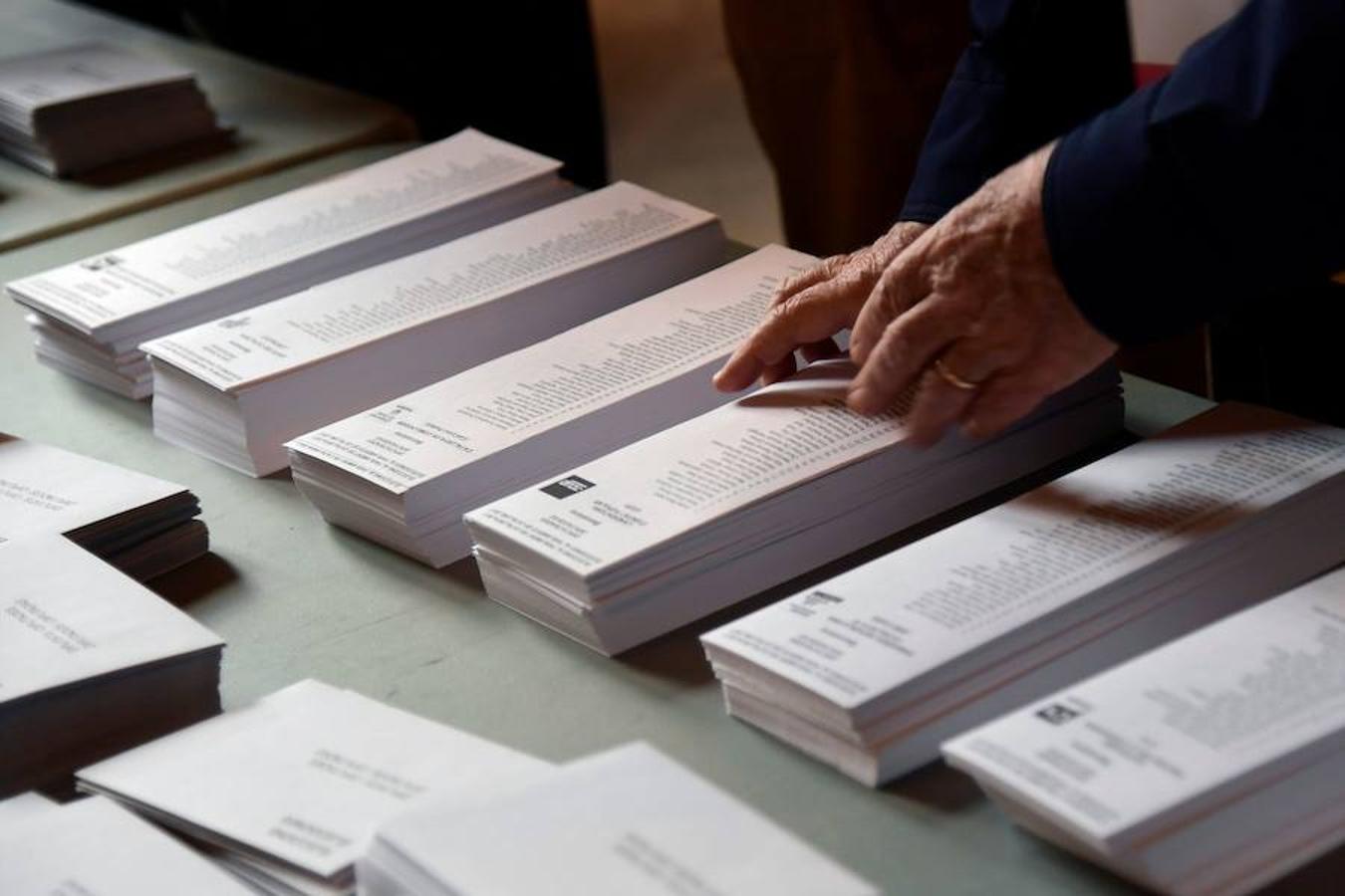 Normalidad en los colegios de Cataluña durante las primeras horas de lla jornada electoral.