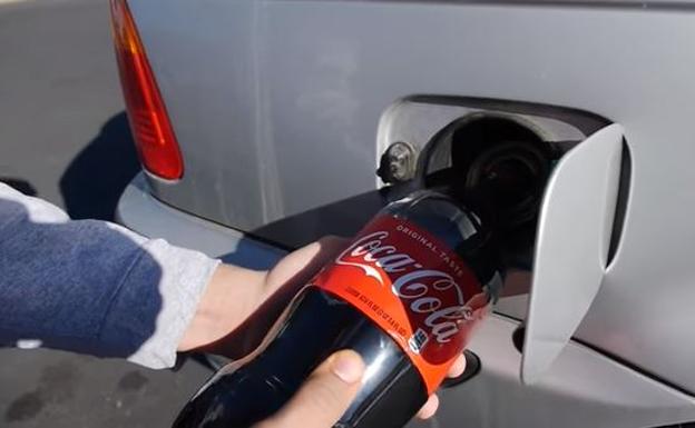 Ni pienses echar CocaCola en el depósito del combustible de tu coche