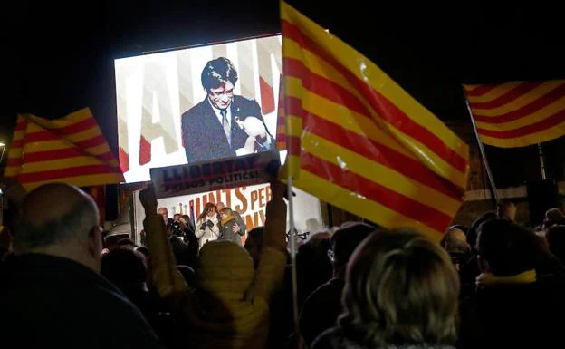 Independentistas presencian el mitin de Puigdemont.