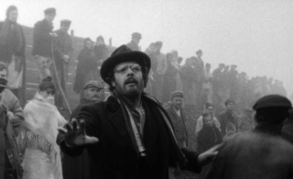 Marcello Mastroianni en una escena de 'Los Camaradas' (1963).