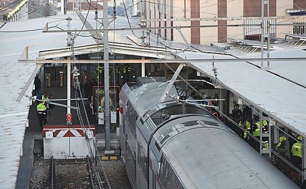 Vista del tren de Cercanías que ha chocado con la topera en una vía de la estación de Alcalá de Henares.