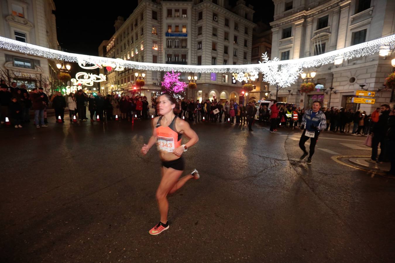 El centro de la capital se viste de fiesta para correr los 5 kilómetros de la XXVI Carrera Nocturna Solidaria