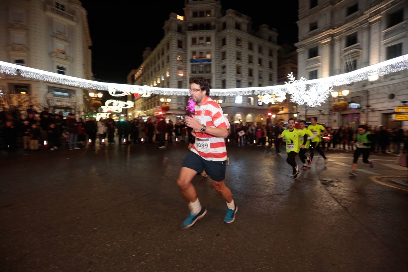 El centro de la capital se viste de fiesta para correr los 5 kilómetros de la XXVI Carrera Nocturna Solidaria