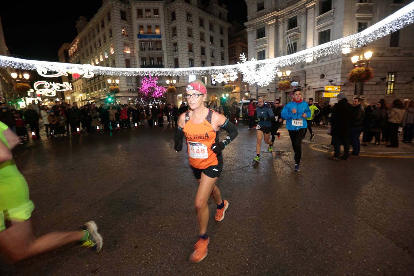 El centro de la capital se viste de fiesta para correr los 5 kilómetros de la XXVI Carrera Nocturna Solidaria