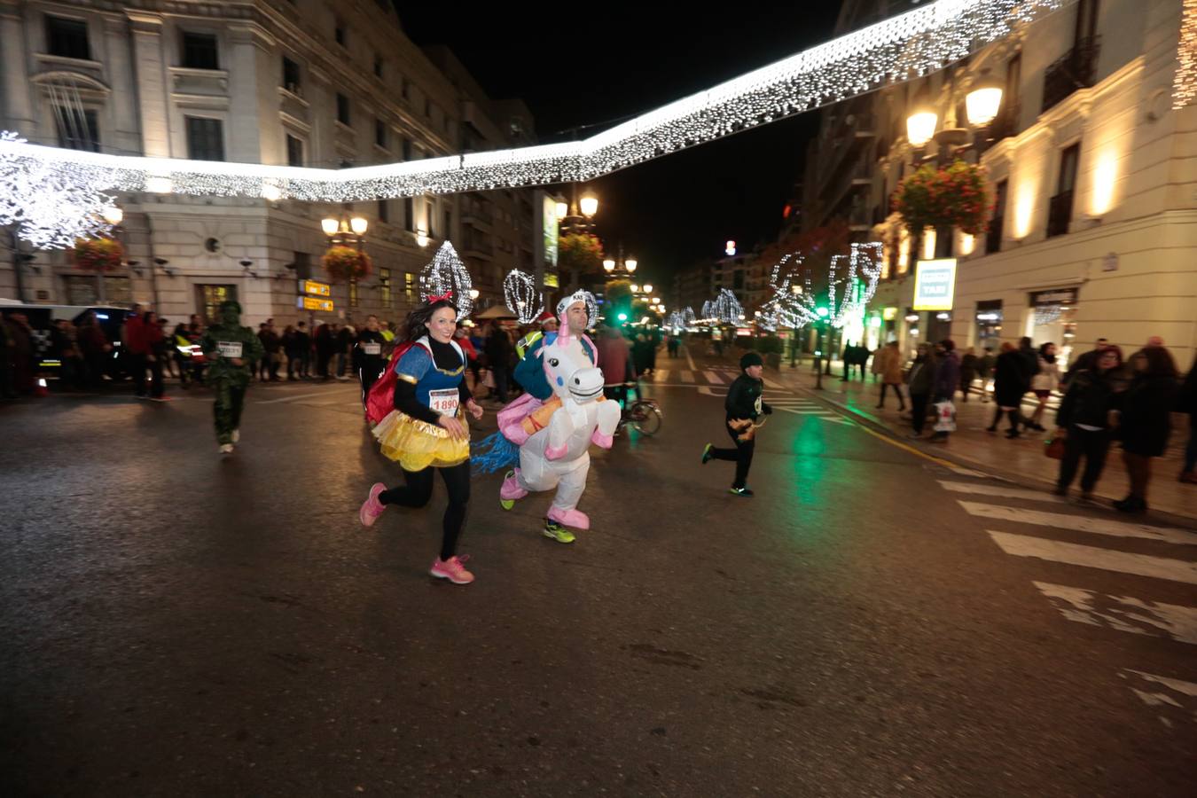 El centro de la capital se viste de fiesta para correr los 5 kilómetros de la XXVI Carrera Nocturna Solidaria