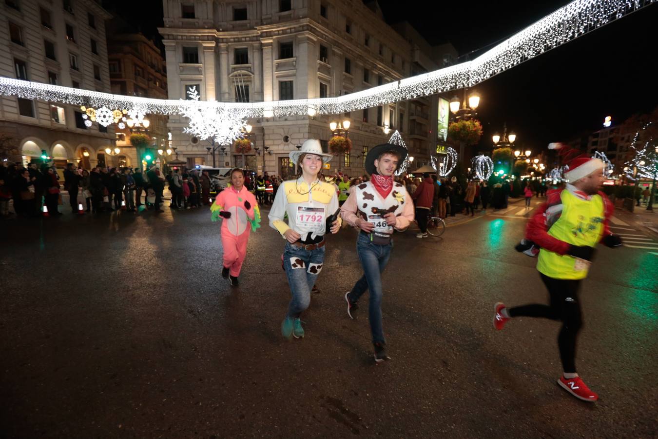 El centro de la capital se viste de fiesta para correr los 5 kilómetros de la XXVI Carrera Nocturna Solidaria