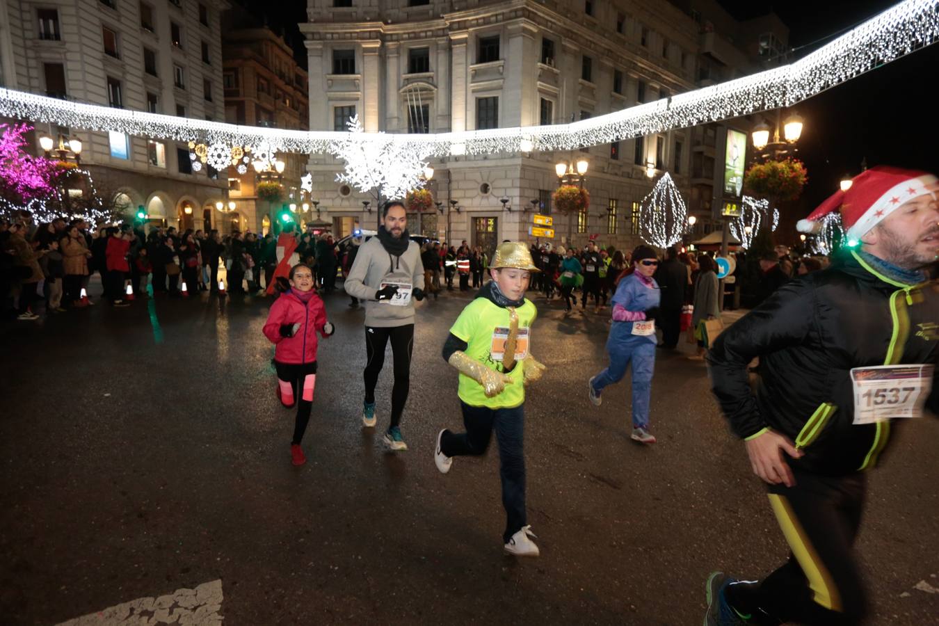 El centro de la capital se viste de fiesta para correr los 5 kilómetros de la XXVI Carrera Nocturna Solidaria