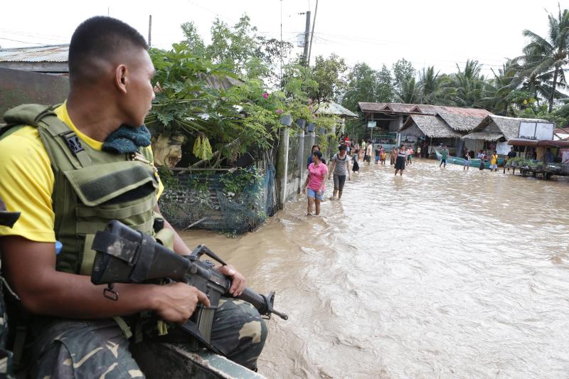 La Policía, que ha alertado de la presencia de peligrosos aludes de lodo, ha señalado que la mayoría de las víctimas mortales han sido registradas en la isla de Mindanao