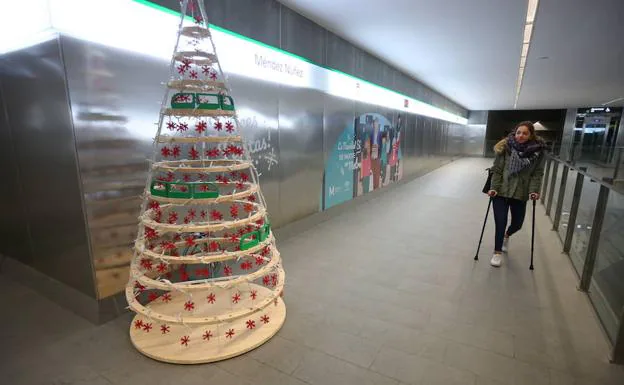 Decoración navideña en el metro de Granada. 