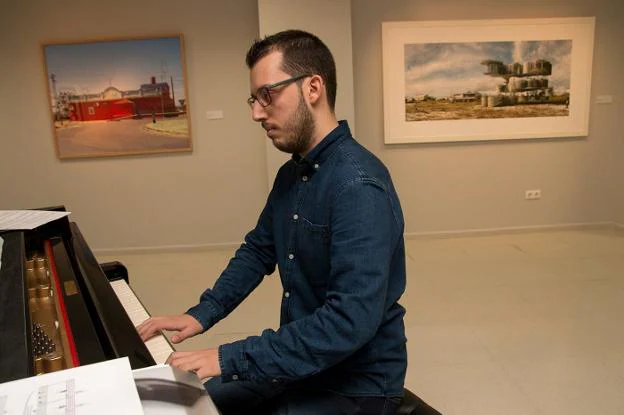 Foto de archivo de un microconcierto de piano. 