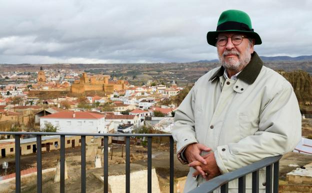 Antonio Enrique, en la atalaya sobre la que contempla el singular belén que forma la ciudad de Guadix, cuevas e historia.