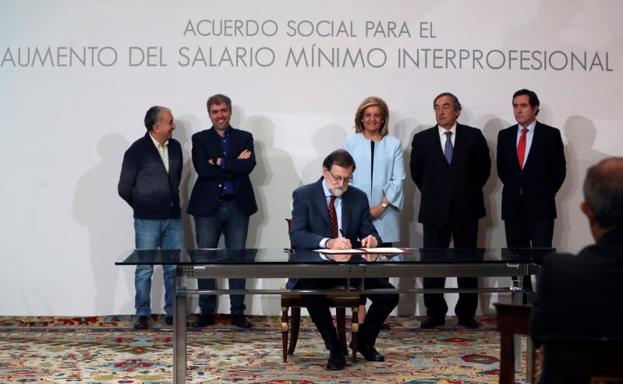Rajoy, durante la firma del acuerdo.